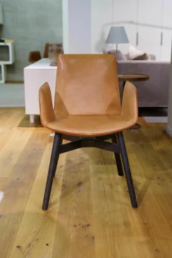 Amelie Leder Oman Cognac 50105 Gestell Eichenholz Schwarz Gebeizt