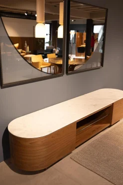 Anrichte Rondos Mamorplatte Bianco Carrara Opaco Weiß Korpus Furniert Amerikanischer Nussbaum Mit Einem Offenen Fach