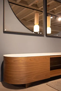 Anrichte Rondos Mamorplatte Bianco Carrara Opaco Weiß Korpus Furniert Amerikanischer Nussbaum Mit Einem Offenen Fach