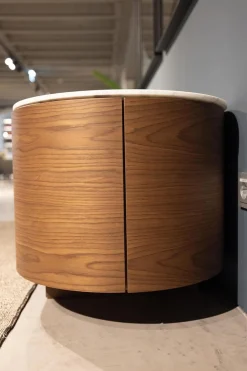 Anrichte Rondos Mamorplatte Bianco Carrara Opaco Weiß Korpus Furniert Amerikanischer Nussbaum Mit Einem Offenen Fach