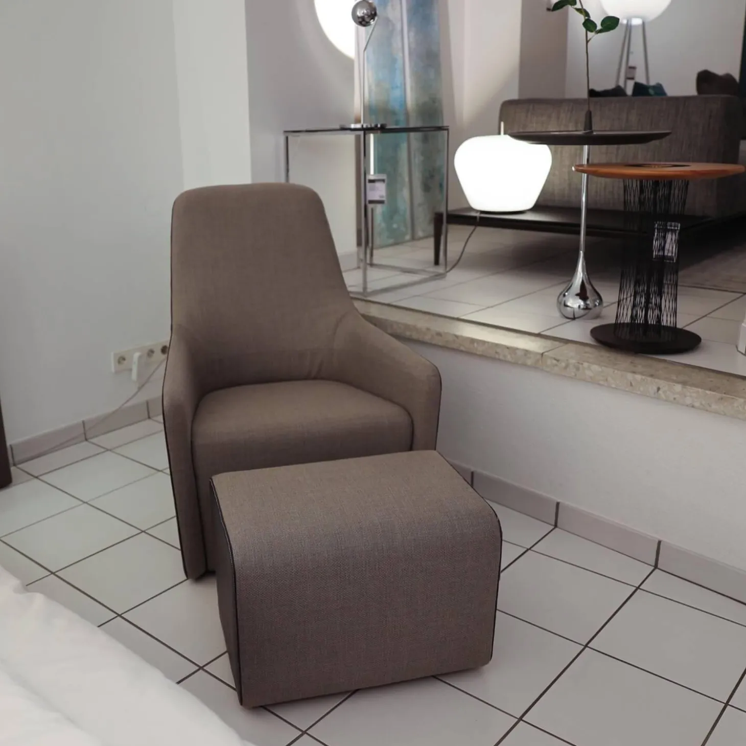 Armlehnsessel Foster 520 Mit Hocker Stoff Bahir 27 Timber 7651 Außen Saddle Leder Coffee