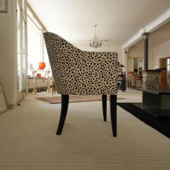 Armlehnsessel Leo Stoff Alcantara Beige Schwarz Füße Schwarz Hochglanz