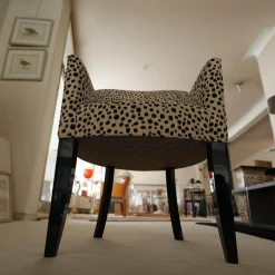 Armlehnsessel Leo Stoff Alcantara Beige Schwarz Füße Schwarz Hochglanz