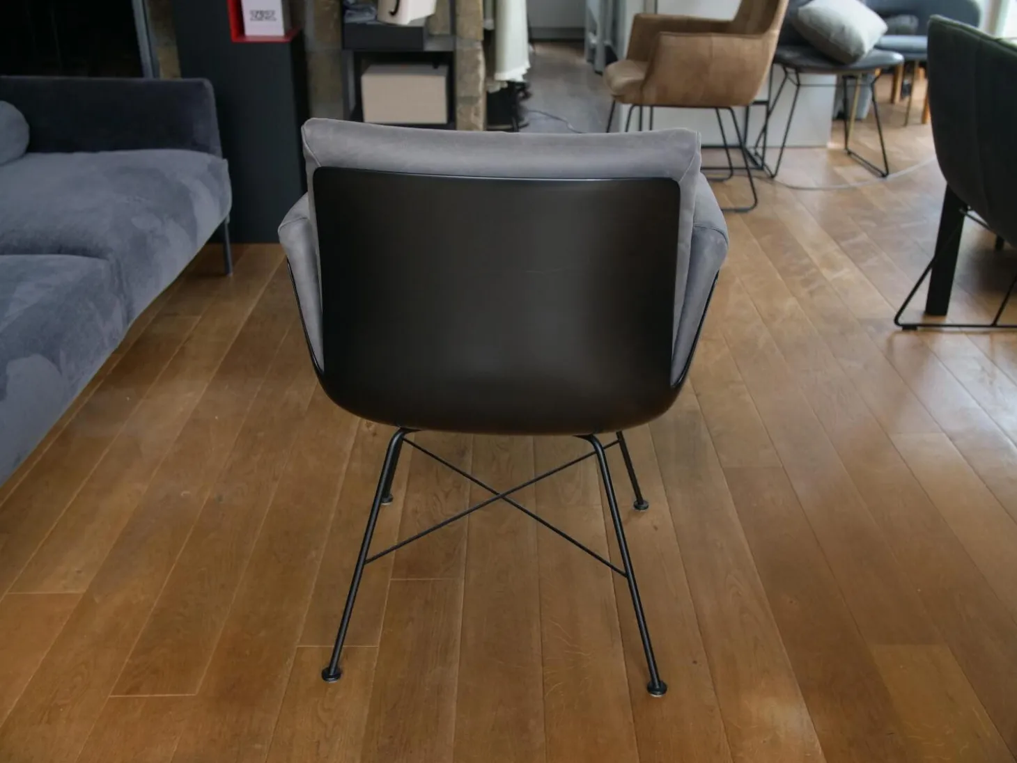 Armlehnstuhl Alvo Leder 493 Anthrazit 4 Fuß Drahtgestell M20 Schwarz LackiertUnd Schale Lack Schwarz