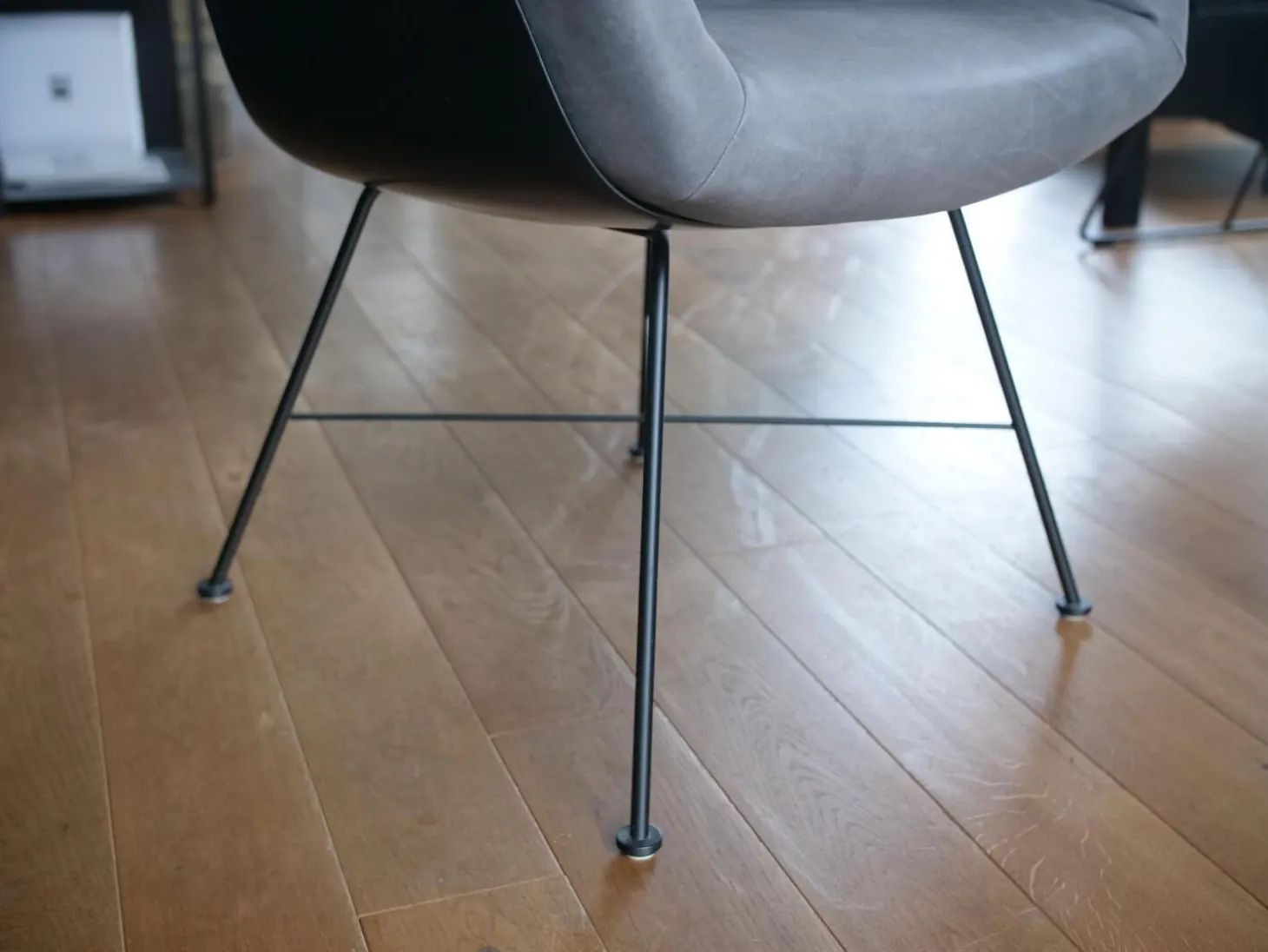 Armlehnstuhl Alvo Leder 493 Anthrazit 4 Fuß Drahtgestell M20 Schwarz LackiertUnd Schale Lack Schwarz