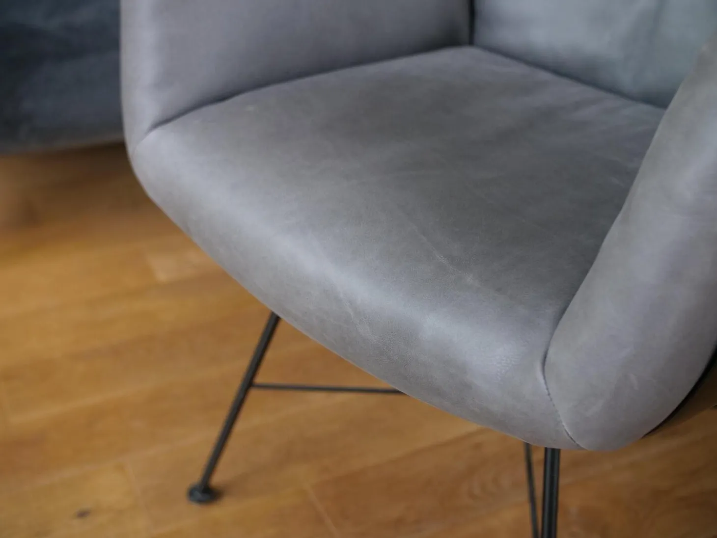 Armlehnstuhl Alvo Leder 493 Anthrazit 4 Fuß Drahtgestell M20 Schwarz LackiertUnd Schale Lack Schwarz