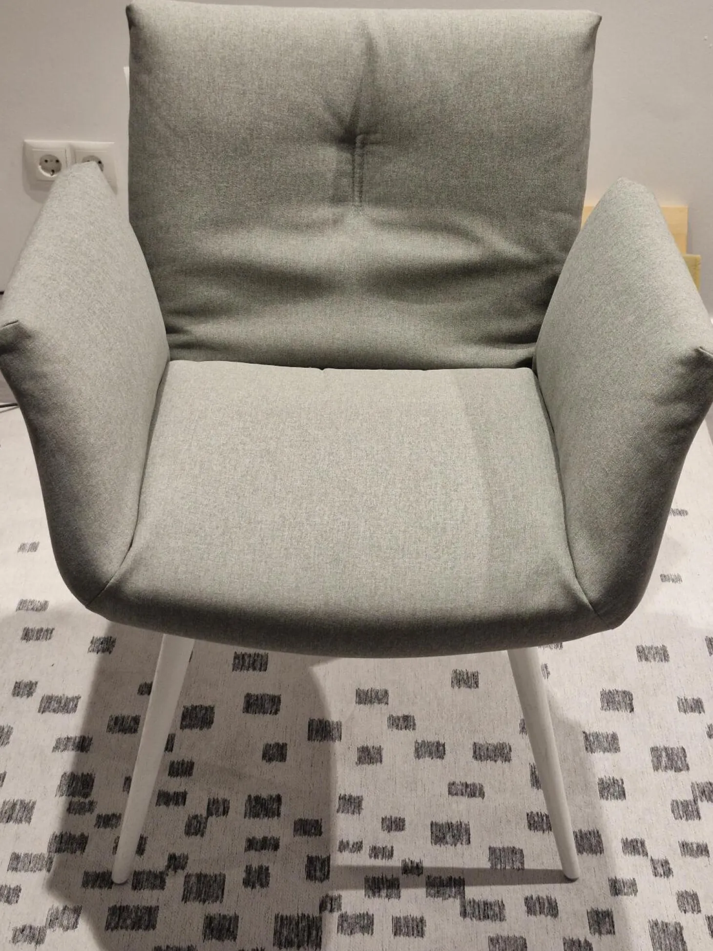 Armlehnstuhl Alvo Stoff 7208 Steingrau Schale Lack Schneeweiß Holzgestell Schneeweiß Lackiert Mit Kunststoffgleitern