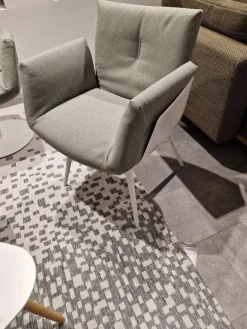 Armlehnstuhl Alvo Stoff 7208 Steingrau Schale Lack Schneeweiß Holzgestell Schneeweiß Lackiert Mit Kunststoffgleitern