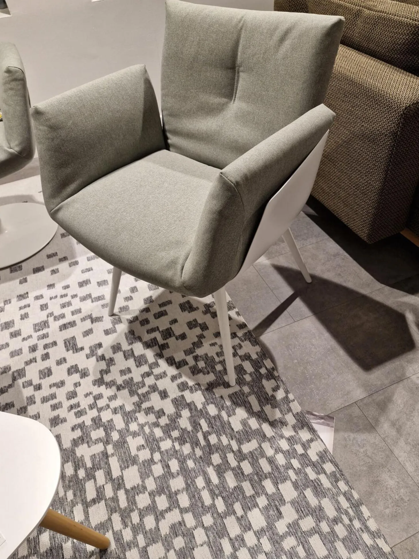 Armlehnstuhl Alvo Stoff 7208 Steingrau Schale Lack Schneeweiß Holzgestell Schneeweiß Lackiert Mit Kunststoffgleitern