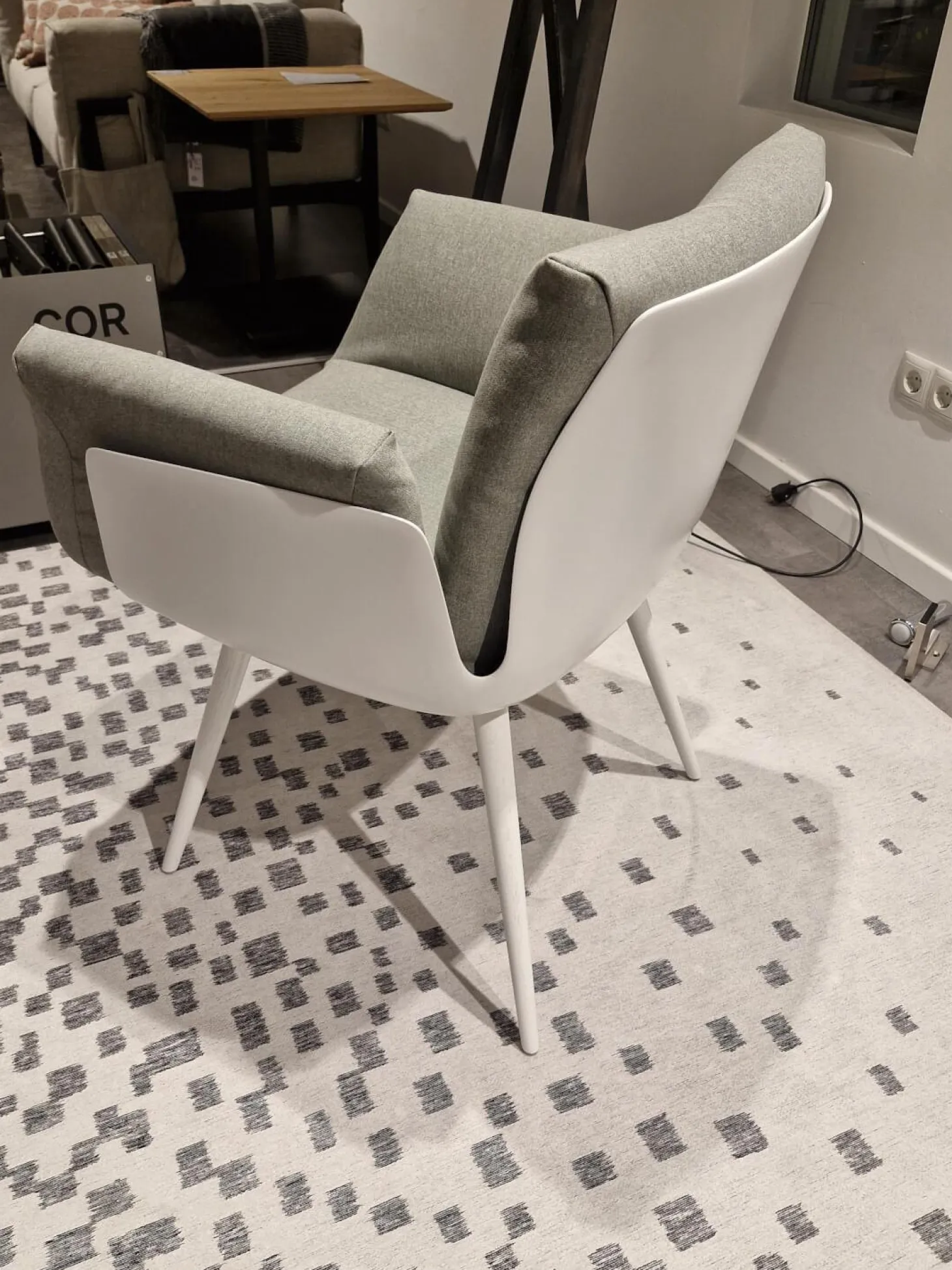 Armlehnstuhl Alvo Stoff 7208 Steingrau Schale Lack Schneeweiß Holzgestell Schneeweiß Lackiert Mit Kunststoffgleitern