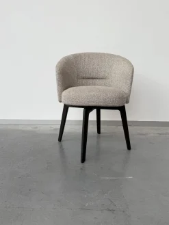 Armlehnstuhl Amelie Dining Stoff Douglas 08 Corda Grau Gestell Kastanie Drehbar