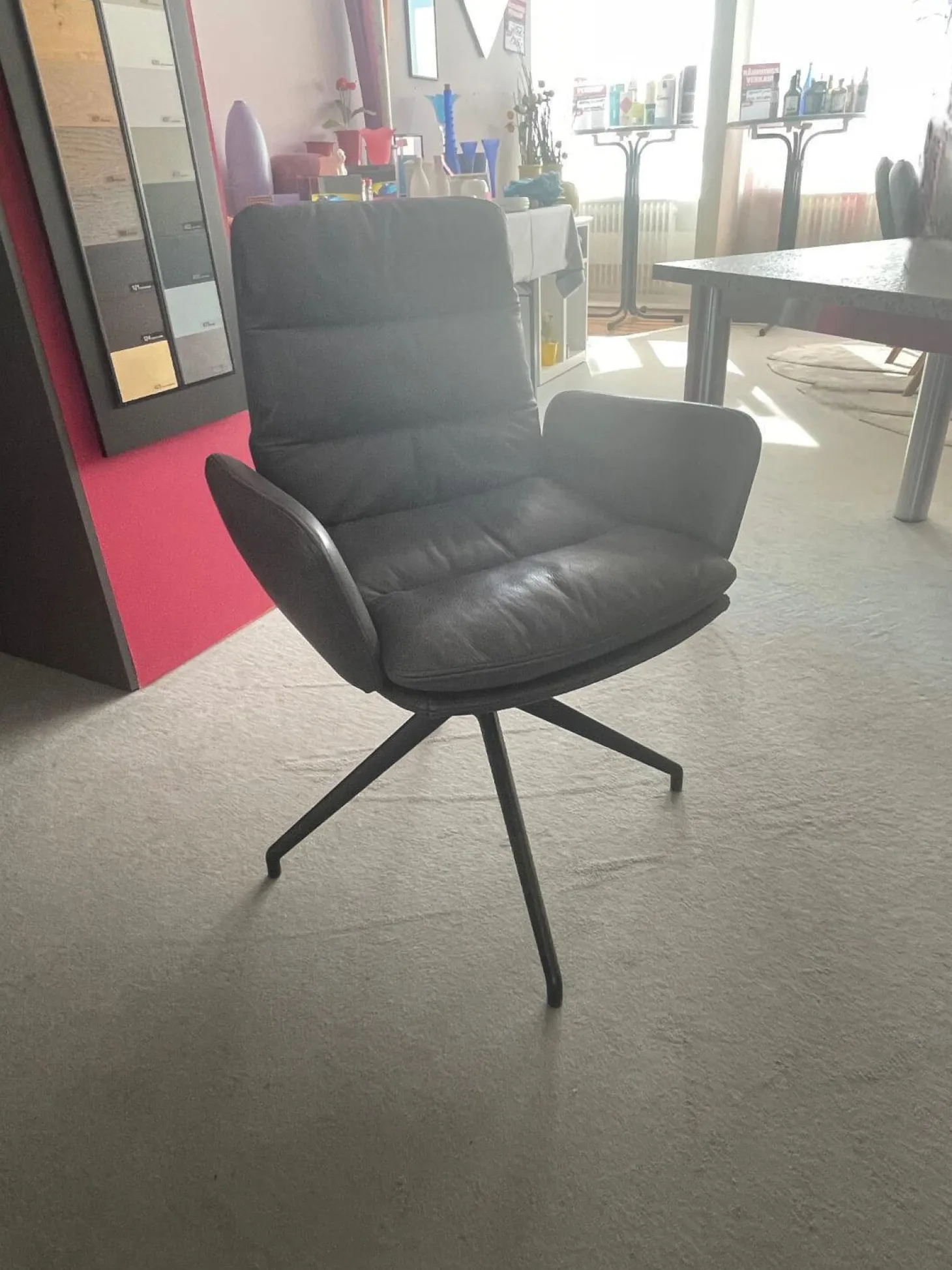 Armlehnstuhl Arva 1513 A Leder PG3 Rawhide 356 Schwarz 4 Fuß Sterngestell M02 Struktur Schwarz Drehbar