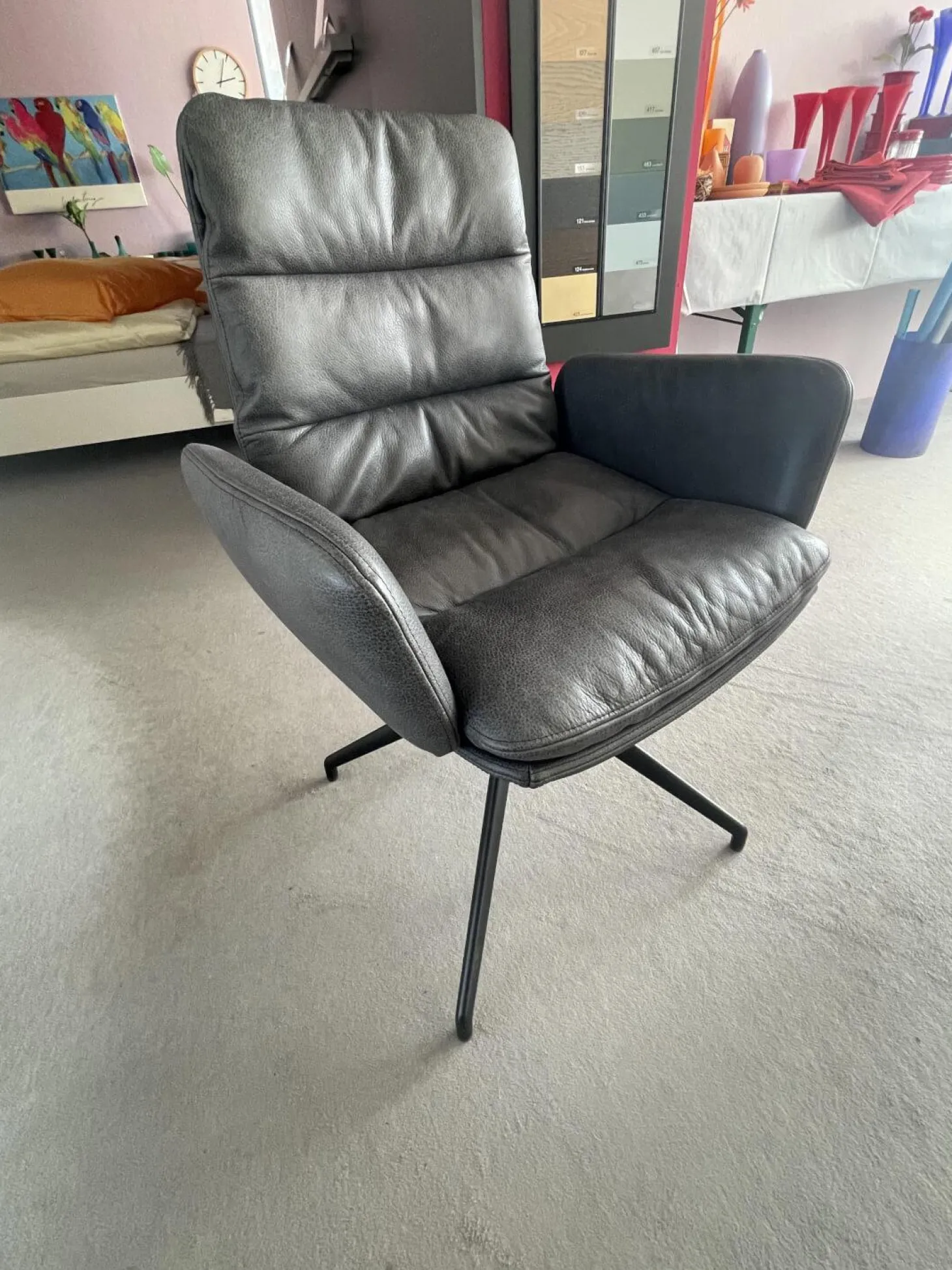 Armlehnstuhl Arva 1513 A Leder PG3 Rawhide 356 Schwarz 4 Fuß Sterngestell M02 Struktur Schwarz Drehbar