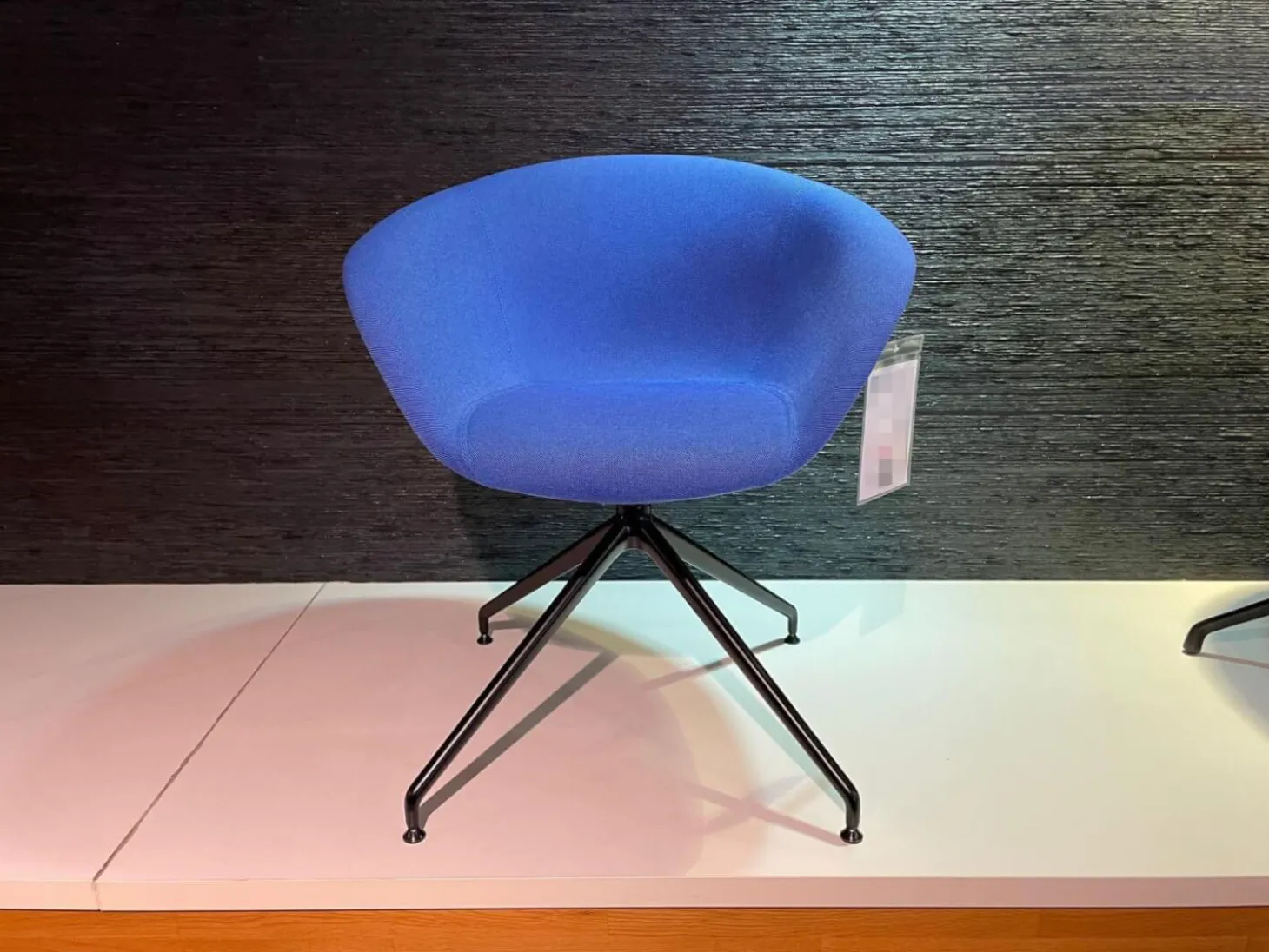 Armlehnstuhl Duna 02 Spinnenfuß Drehbar Aluminium Schwarz Matt Lackiert Mit Filzgleitern