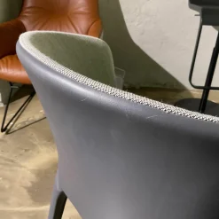 Armlehnstuhl Hola Rücken Leder Anilin Grafite Anthrazit Vorne Stoff Trio 2 Panorama Grau