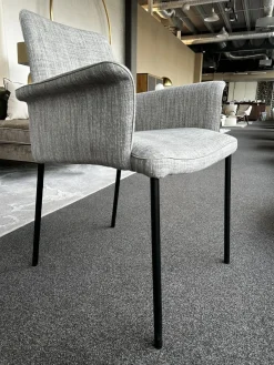 Armlehnstuhl Jaro 200 Bezug Stoff Sama 092 Argento Grau Gestell Edelstahlrohr Schwarz Pulverbeschichtet