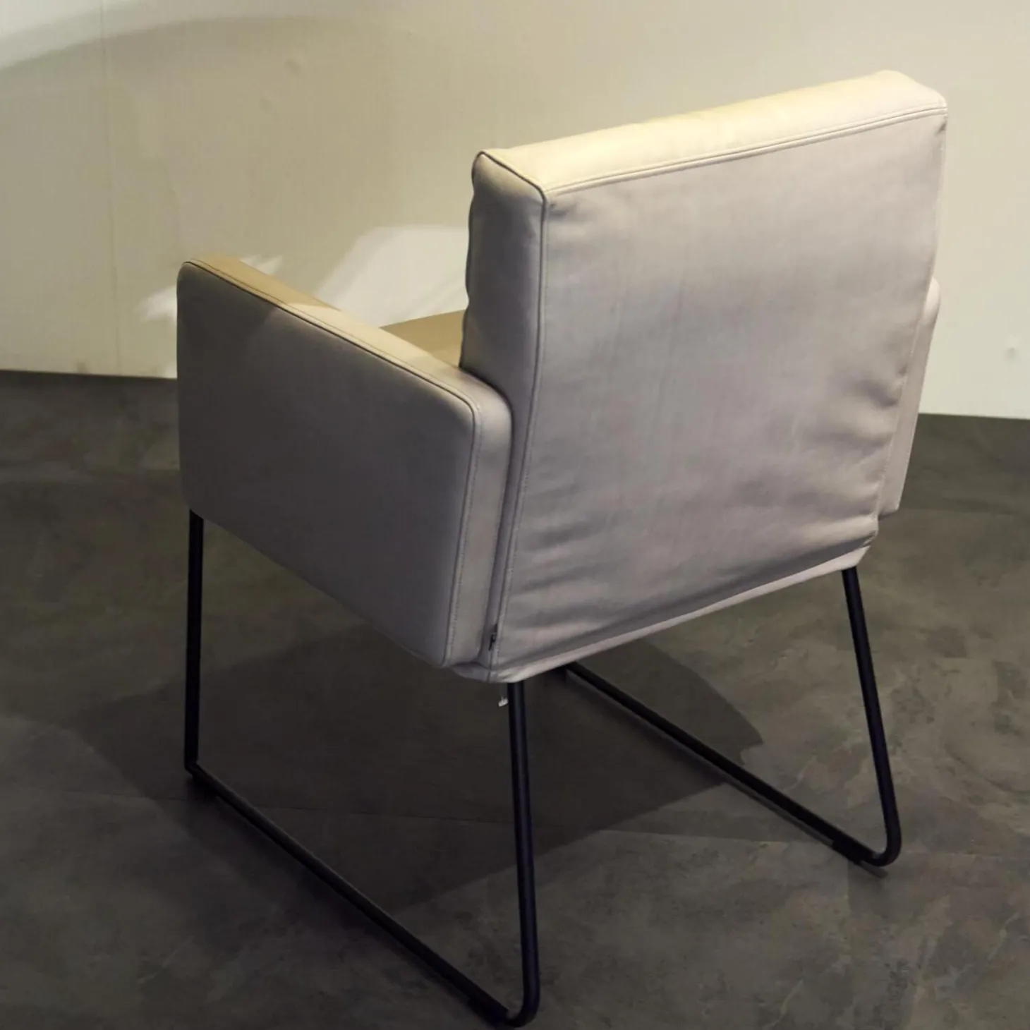 Armlehnstuhl Leder Anilin Steingrau Gestell Schwarz