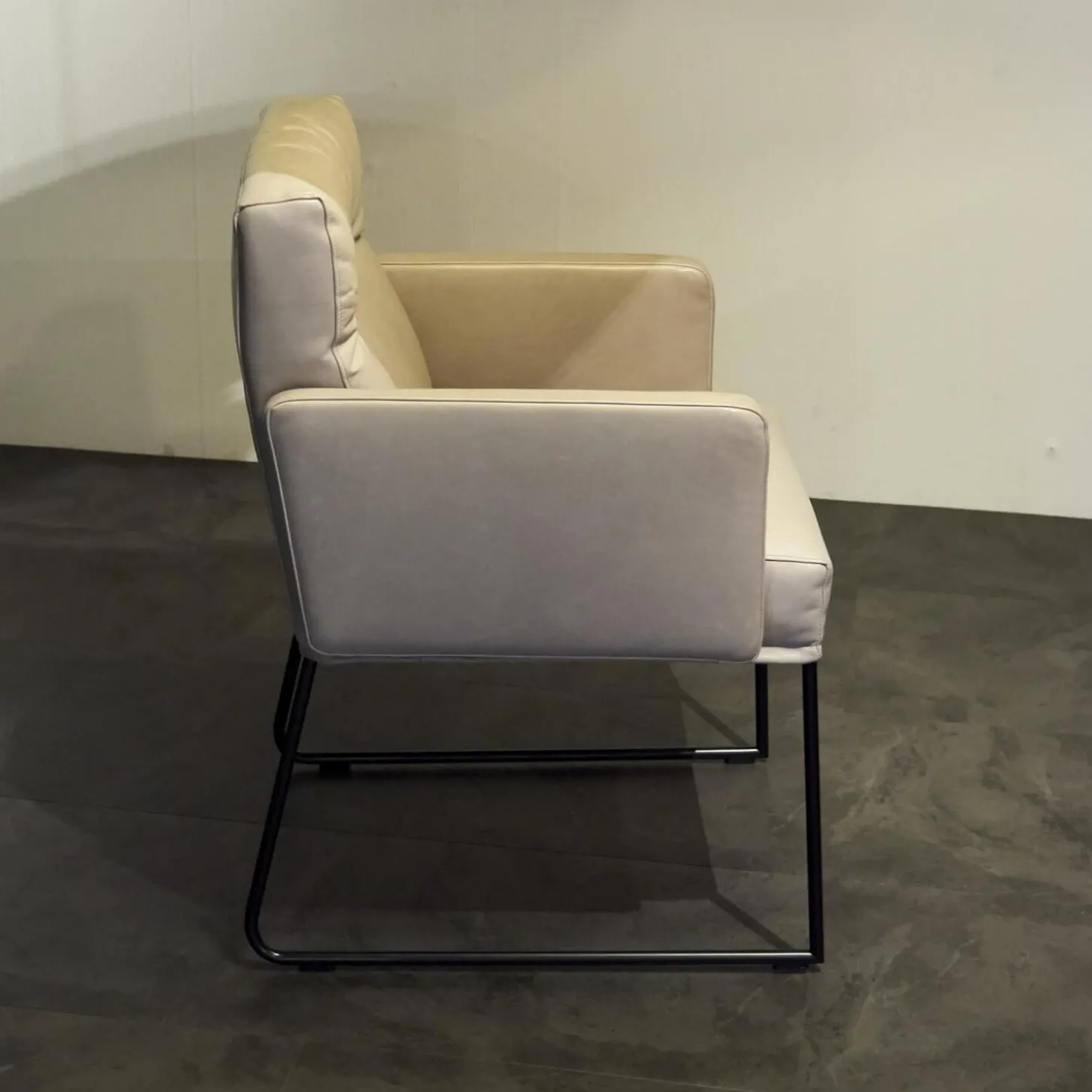 Armlehnstuhl Leder Anilin Steingrau Gestell Schwarz