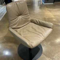 Armlehnstuhl Leya Low Leder Sahara Platino Braun Grau Tellerfuß Metall Tiefschwarz Mit Filzgleitern