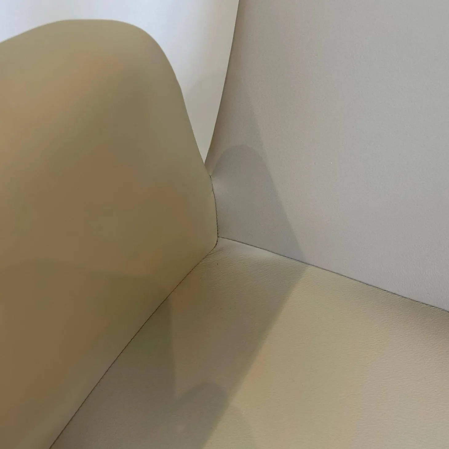 Armlehnstuhl Liz 1314 Leder Ascot Pearl Beige Gestell Bronze Schwarz Matt Hoher Rücken