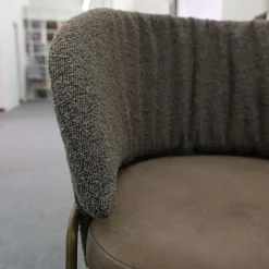 Armlehnstuhl Lunar Sitz Leder Rawhide Bark 351 Grau Rücken Stoff Ascot Mousse 2405 Grau Metallgestell Struktur Oliv Grau Grün