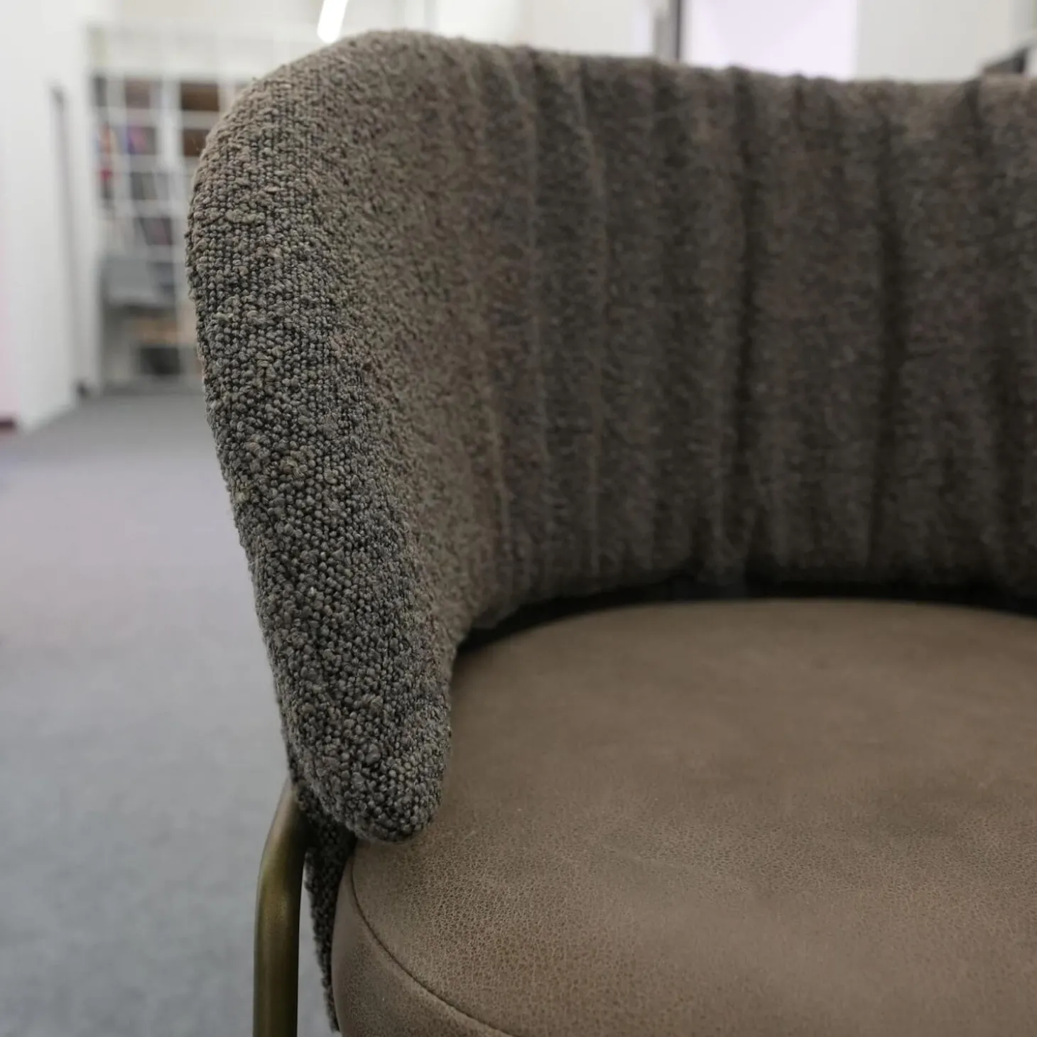 Armlehnstuhl Lunar Sitz Leder Rawhide Bark 351 Grau Rücken Stoff Ascot Mousse 2405 Grau Metallgestell Struktur Oliv Grau Grün