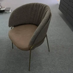 Armlehnstuhl Lunar Sitz Leder Rawhide Bark 351 Grau Rücken Stoff Ascot Mousse 2405 Grau Metallgestell Struktur Oliv Grau Grün