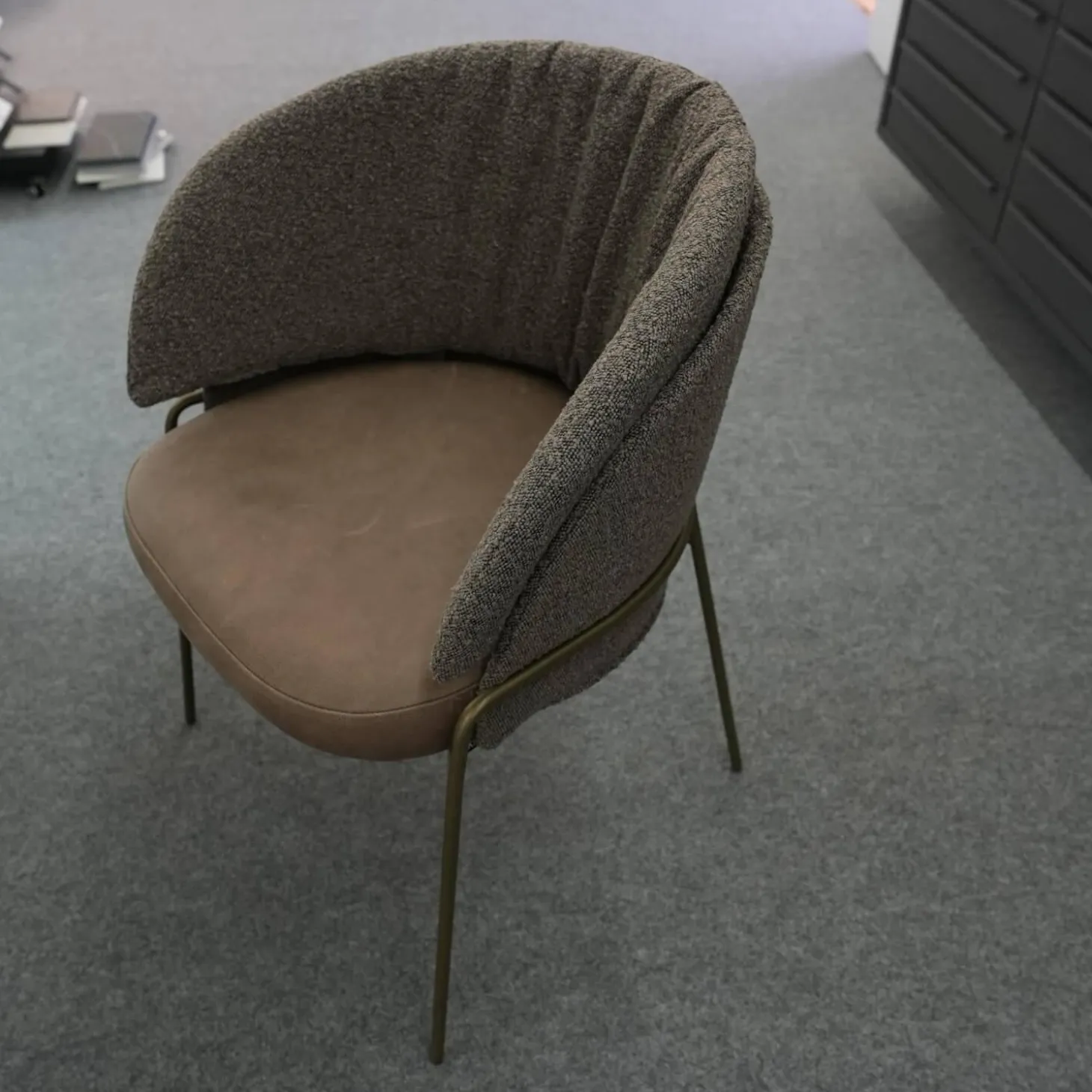 Armlehnstuhl Lunar Sitz Leder Rawhide Bark 351 Grau Rücken Stoff Ascot Mousse 2405 Grau Metallgestell Struktur Oliv Grau Grün