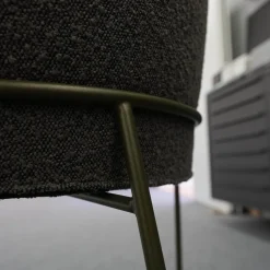 Armlehnstuhl Lunar Sitz Leder Rawhide Bark 351 Grau Rücken Stoff Ascot Mousse 2405 Grau Metallgestell Struktur Oliv Grau Grün