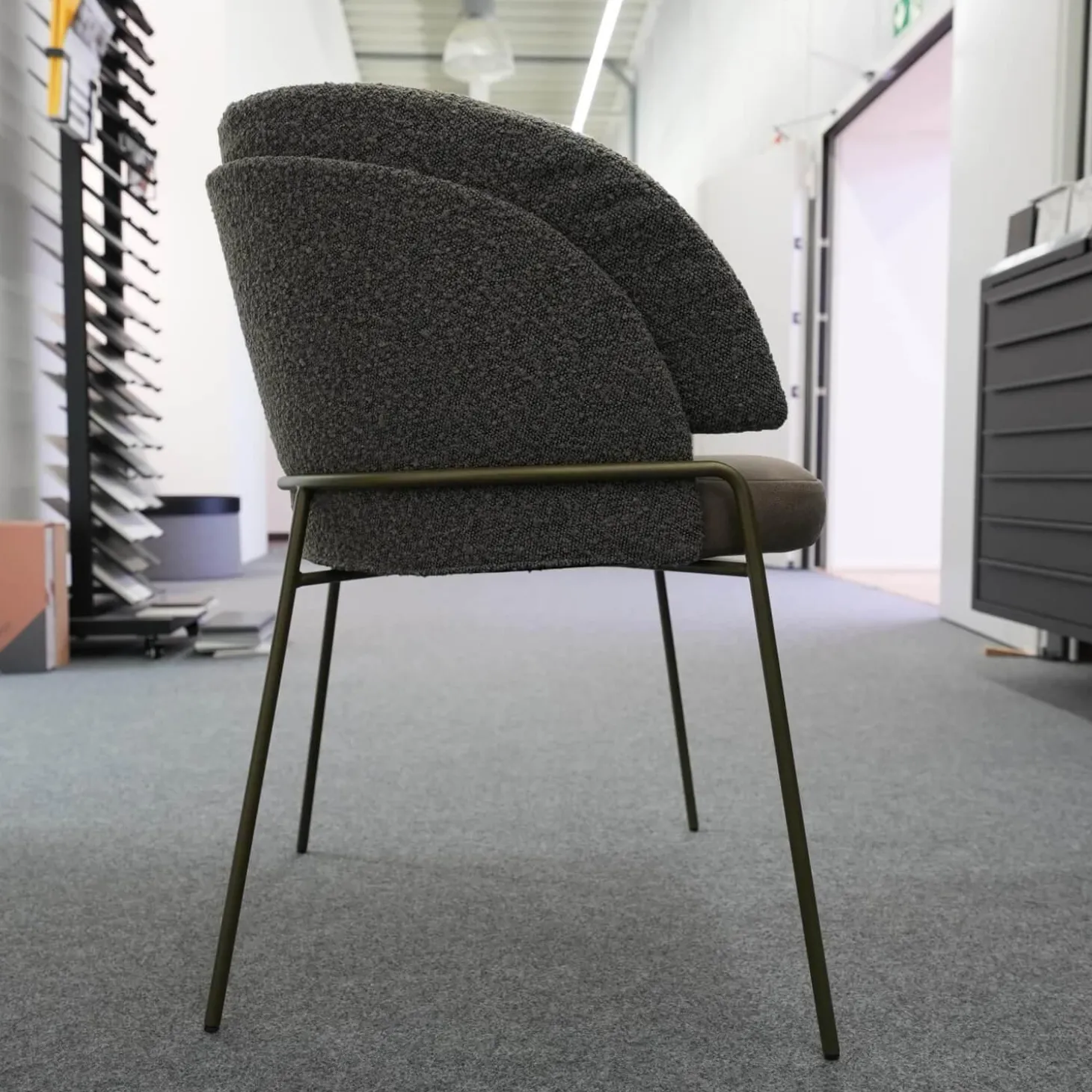 Armlehnstuhl Lunar Sitz Leder Rawhide Bark 351 Grau Rücken Stoff Ascot Mousse 2405 Grau Metallgestell Struktur Oliv Grau Grün