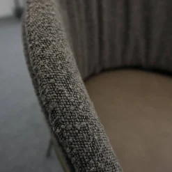 Armlehnstuhl Lunar Sitz Leder Rawhide Bark 351 Grau Rücken Stoff Ascot Mousse 2405 Grau Metallgestell Struktur Oliv Grau Grün