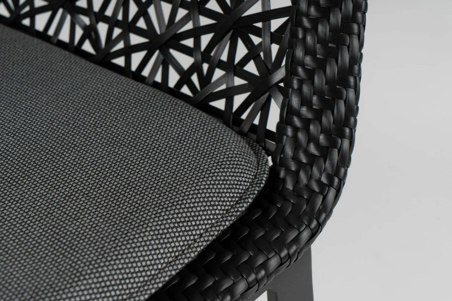 Armlehnstuhl Maia Geflecht Fiber Chestnut Grau Gestell Aluminium Manganese Grau Inklusive Sitzkissen Terain Laminate 257