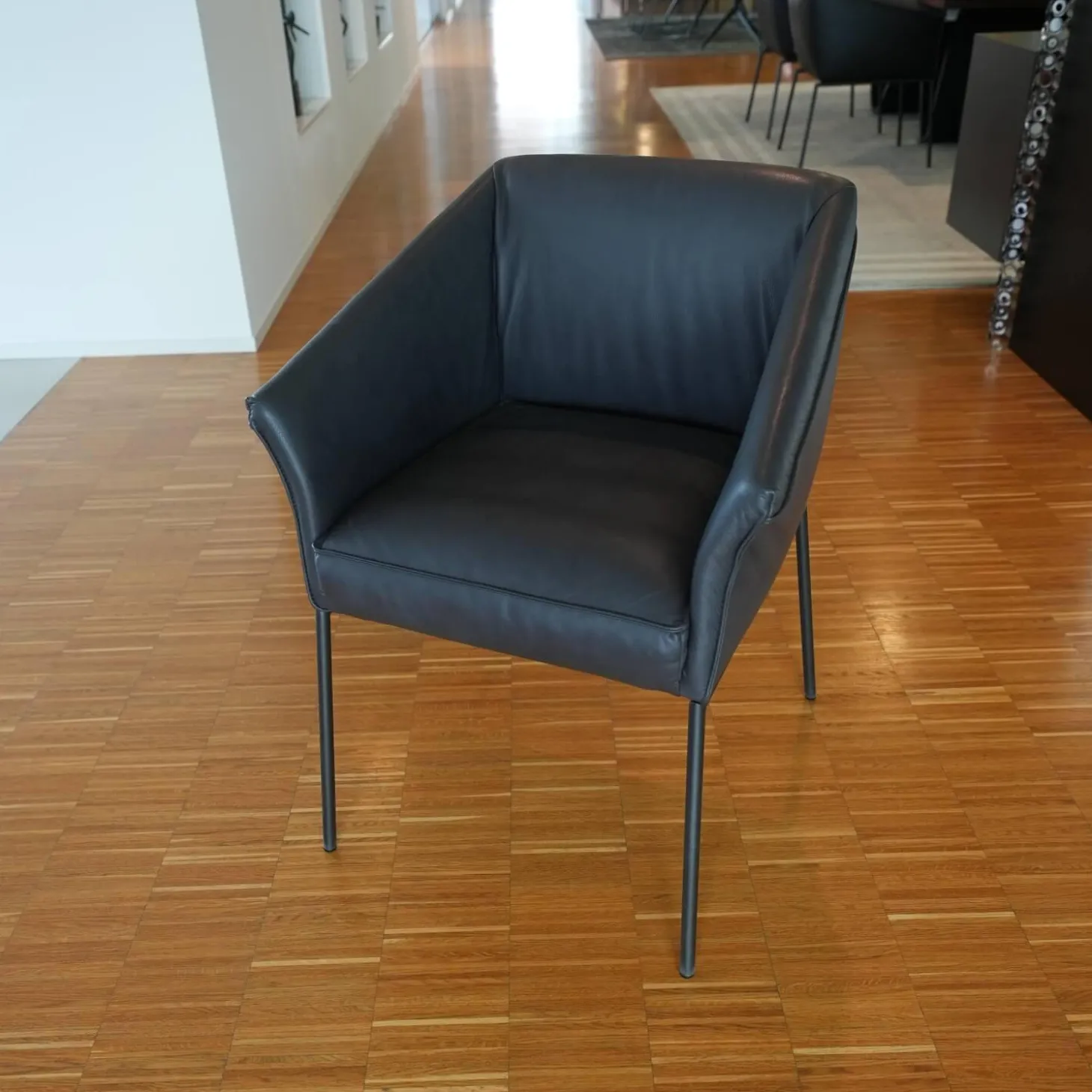 Armlehnstuhl Milo Leder Glove Dolphin 451 Gestell Metall Anthrazit M23