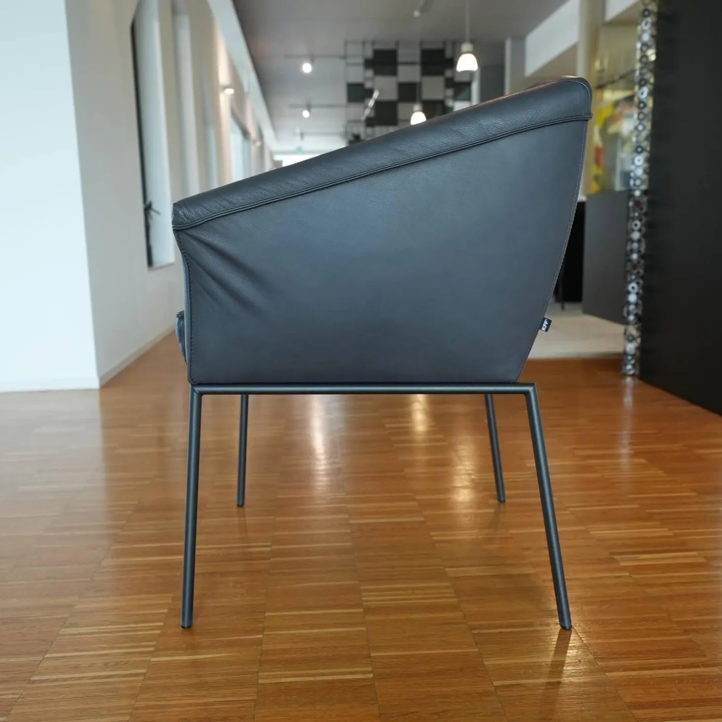 Armlehnstuhl Milo Leder Glove Dolphin 451 Gestell Metall Anthrazit M23