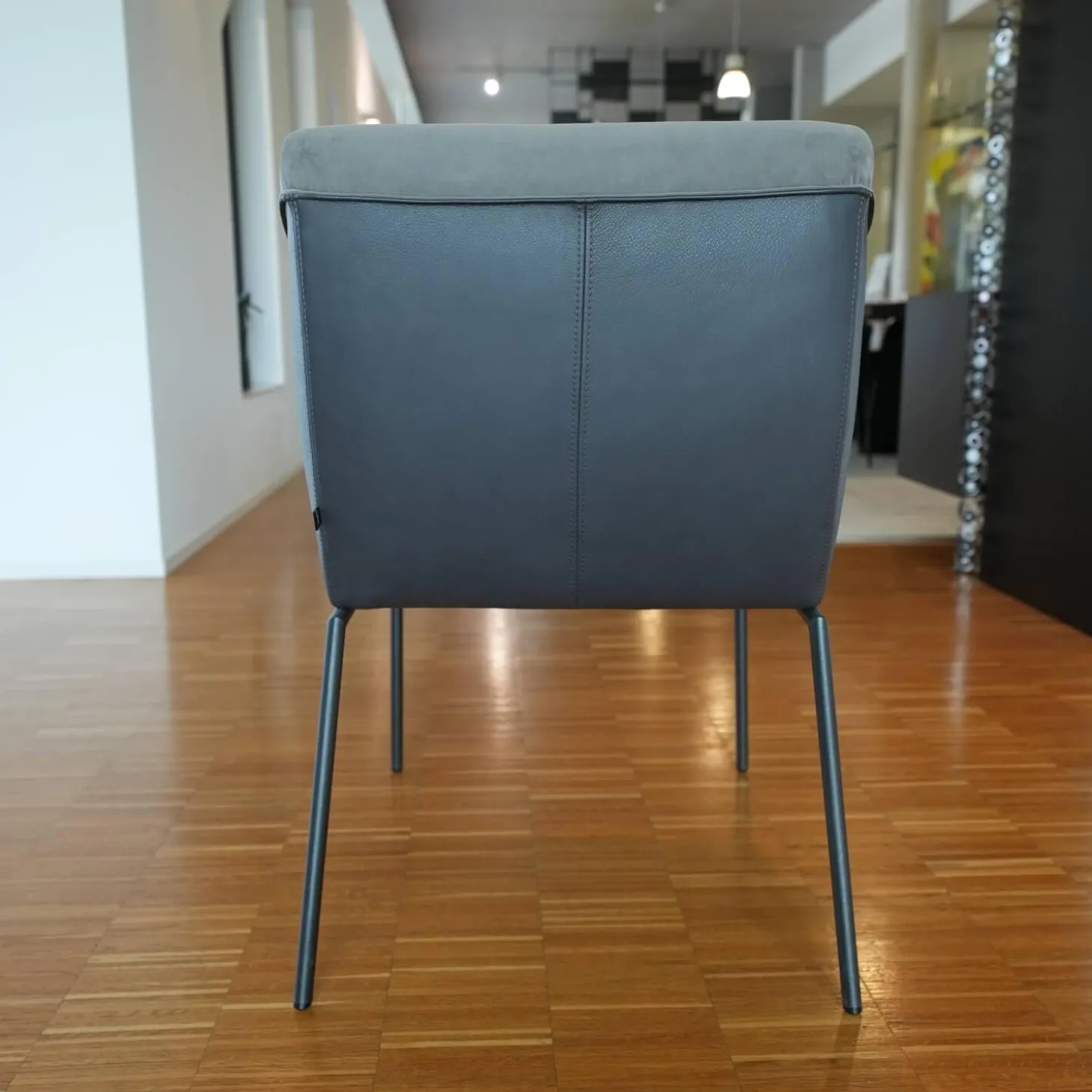 Armlehnstuhl Milo Leder Glove Dolphin 451 Stoff Seven Grey 65 Gestell Metall Anthrazit M23