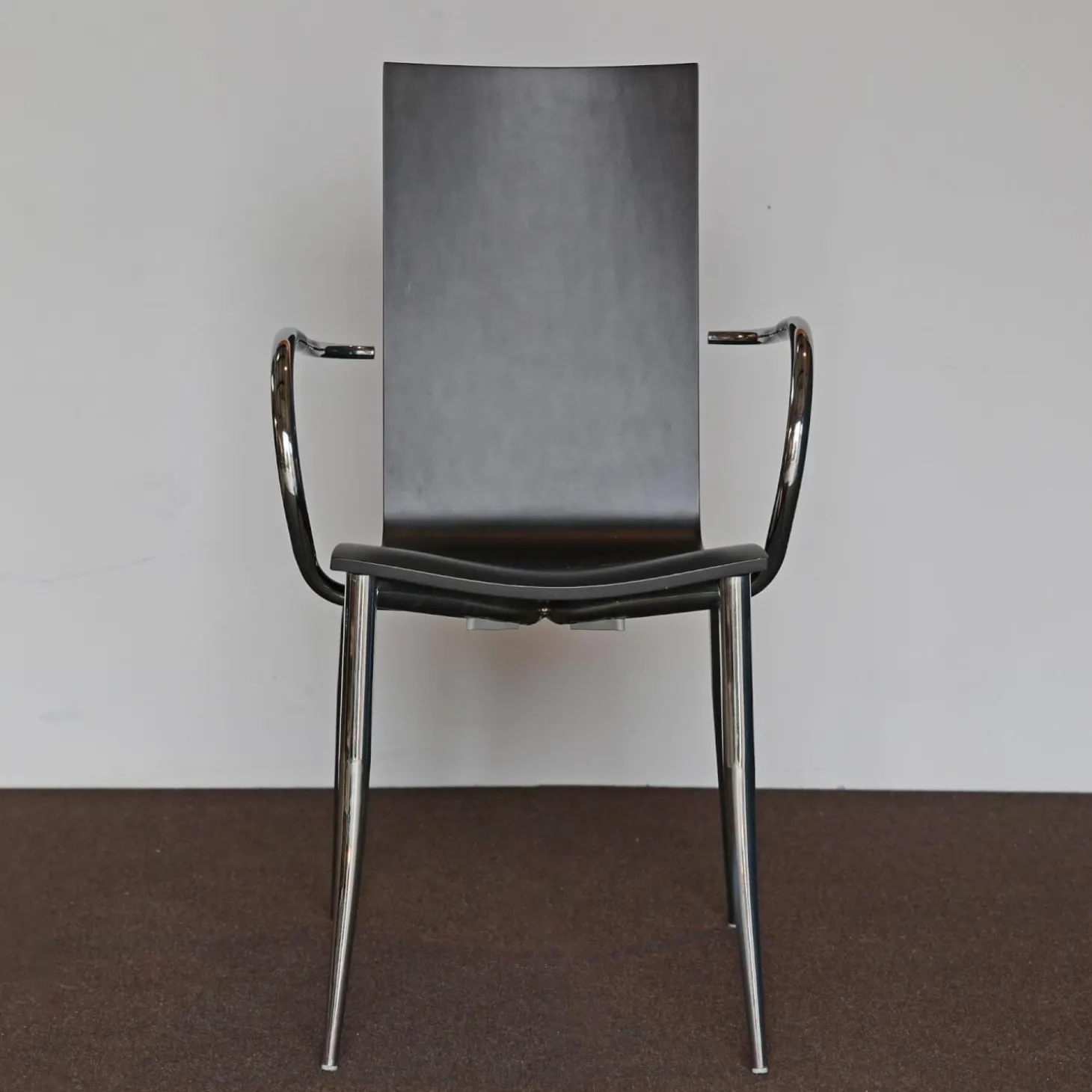Armlehnstuhl Olly Tango Ausführung Ebenholzfarbener Ahorn Gestell Stahl Verchromt Stapelbar