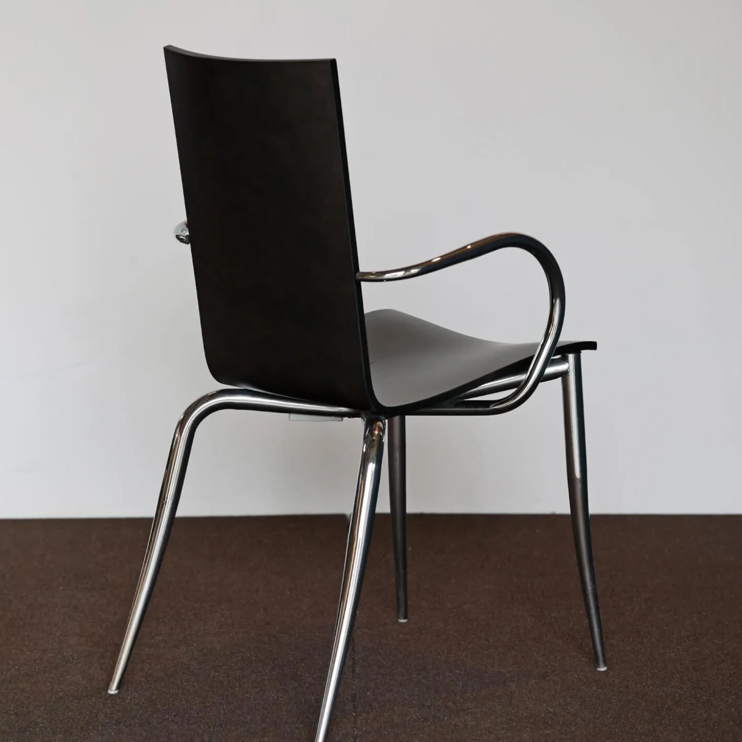 Armlehnstuhl Olly Tango Ausführung Ebenholzfarbener Ahorn Gestell Stahl Verchromt Stapelbar