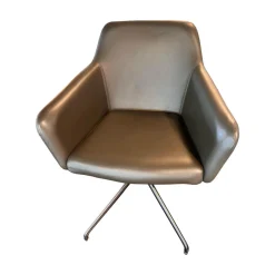 Armlehnstuhl Pendola Leder Select 235 Braun Grau Fußkreuz Metall Schwarz Pulverbeschichtet