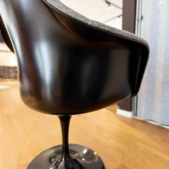 Armlehnstuhl Saarinen Vollpolster Stoff Hallingdal 126 Grau Gestell Schwarz