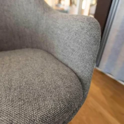 Armlehnstuhl Saarinen Vollpolster Stoff Hallingdal 126 Grau Gestell Schwarz