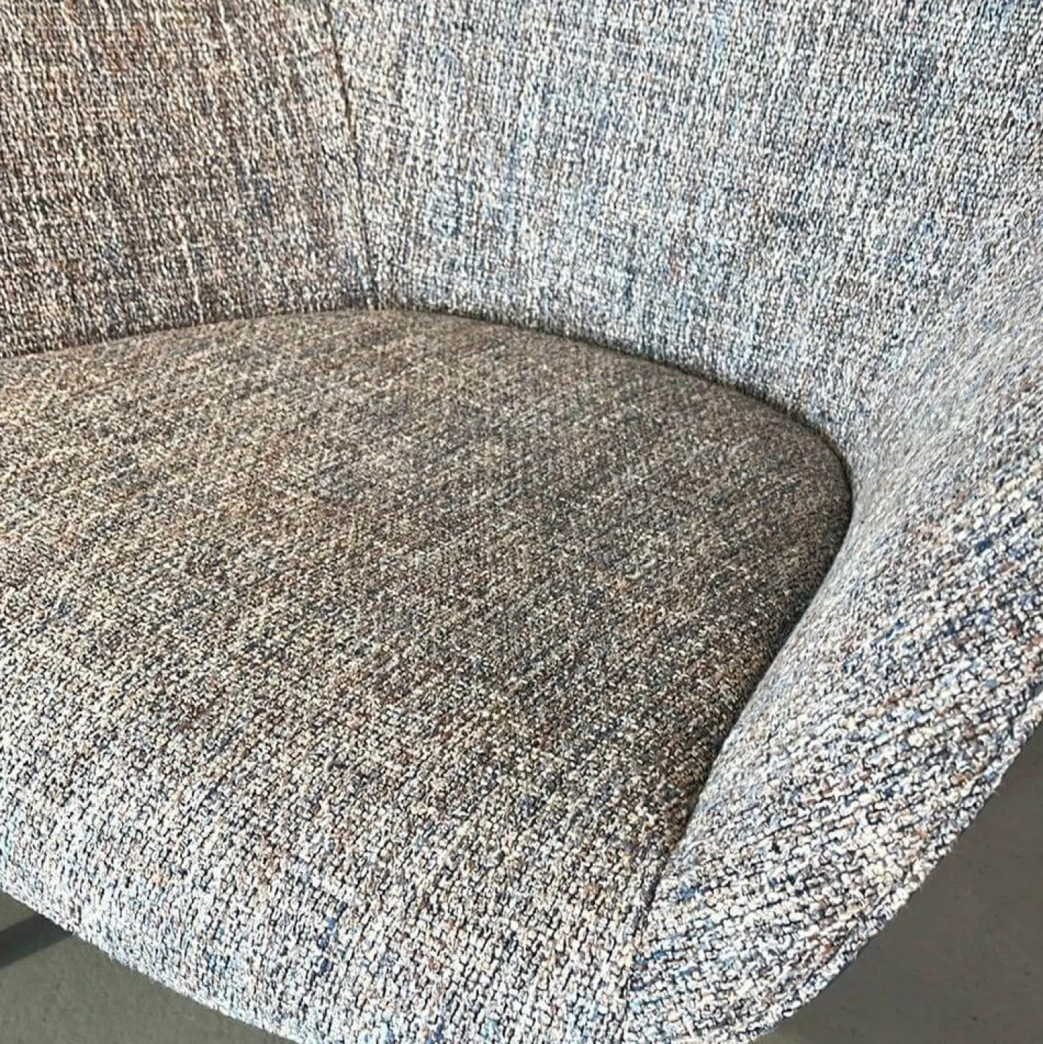 Armlehnstuhl Sheru 353 10C Innen Stoff Sorel 7872 Tanzanite Grau Außen Leder Vintage 1437 Midnight Blue Blau Gestell Nussbaum