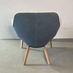 Armlehnstuhl Sheru 353 10C Innen Stoff Sorel 7872 Tanzanite Grau Außen Leder Vintage 1437 Midnight Blue Blau Gestell Nussbaum