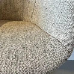 Armlehnstuhl Sheru 1437 C Sitz Stoff Togba Sahara Beige Rücken Leder Elen Bamboo Braun Gestell Bronze Pulverbeschichtet