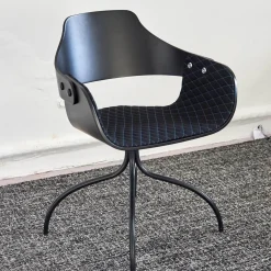 Armlehnstuhl Showtime Bezug Breeze Z10 Black Schwarz Mit Blauen Nähten Schale Lackiert Schwarz Matt Gestell Anthrazit Matt Drehbar Ohne Armauflagen
