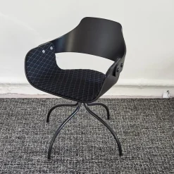 Armlehnstuhl Showtime Bezug Breeze Z10 Black Schwarz Mit Blauen Nähten Schale Lackiert Schwarz Matt Gestell Anthrazit Matt Drehbar Ohne Armauflagen