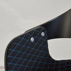 Armlehnstuhl Showtime Bezug Breeze Z10 Black Schwarz Mit Blauen Nähten Schale Lackiert Schwarz Matt Gestell Anthrazit Matt Drehbar Ohne Armauflagen