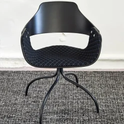 Armlehnstuhl Showtime Bezug Breeze Z10 Black Schwarz Mit Blauen Nähten Schale Lackiert Schwarz Matt Gestell Anthrazit Matt Drehbar Ohne Armauflagen