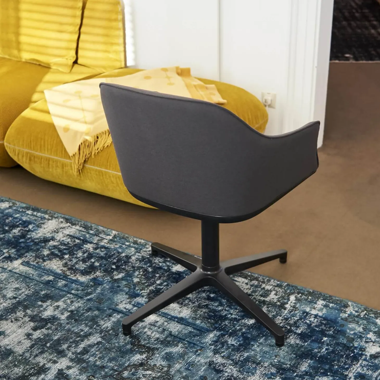 Armlehnstuhl Softshell Bezug Stoff Plano Dunkelgrau 4 Stern Gestell Drehbar Aus Aluminium Pulverbeschichtet Basic Dark Schwarz