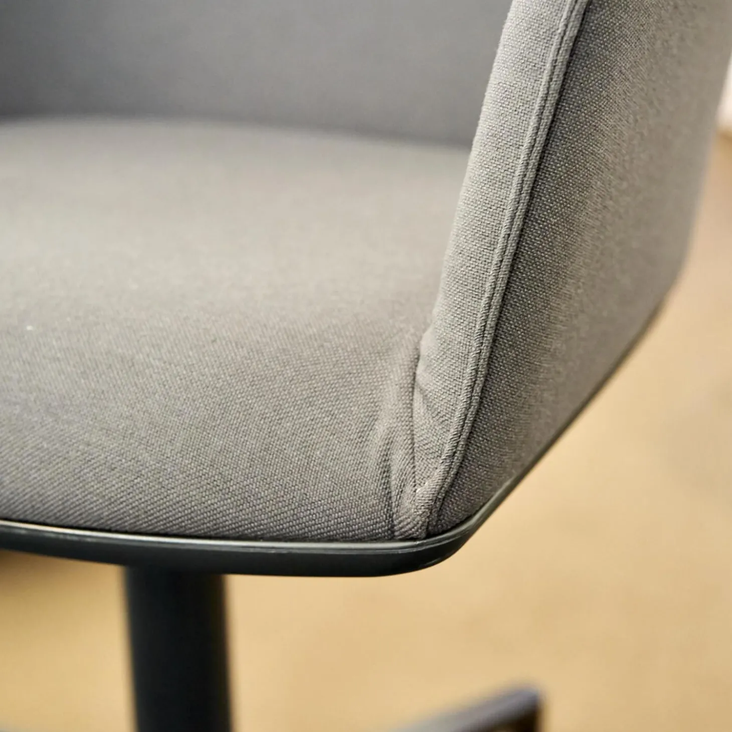 Armlehnstuhl Softshell Bezug Stoff Plano Dunkelgrau 4 Stern Gestell Drehbar Aus Aluminium Pulverbeschichtet Basic Dark Schwarz