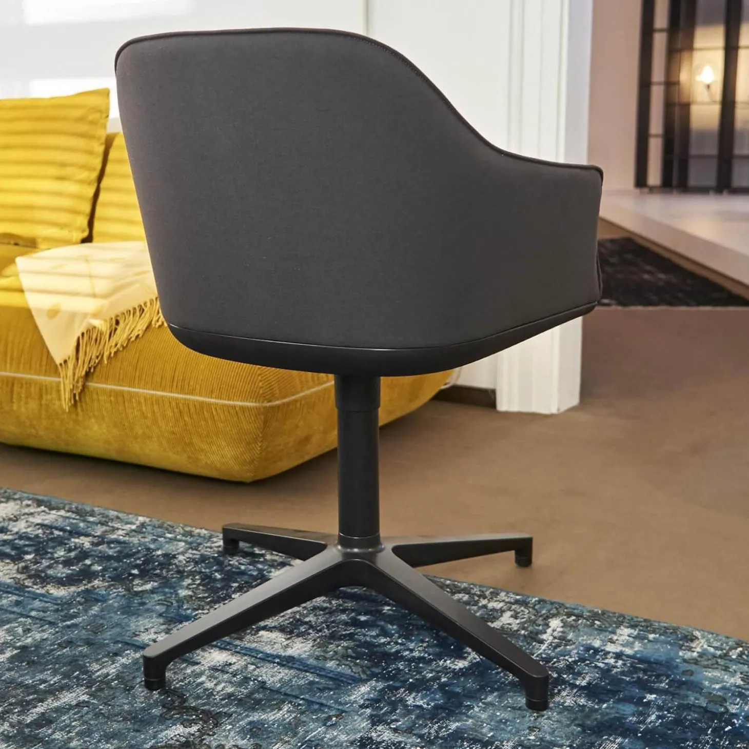 Armlehnstuhl Softshell Bezug Stoff Plano Dunkelgrau 4 Stern Gestell Drehbar Aus Aluminium Pulverbeschichtet Basic Dark Schwarz